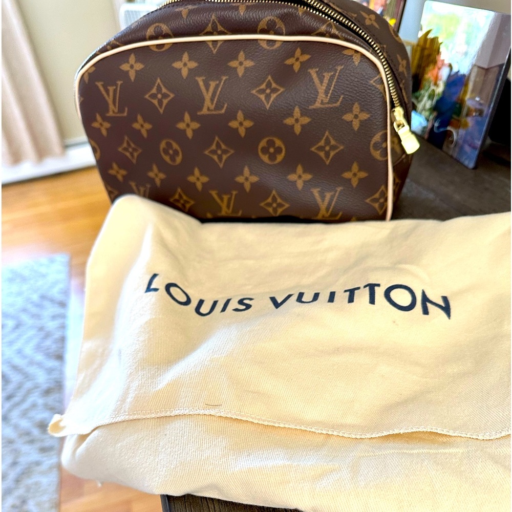 Like New Louis Vuitton Toiletry Bag Monogram 25